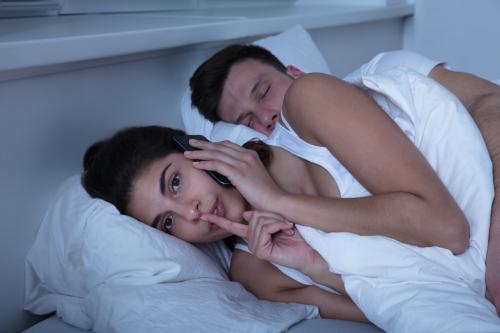 Женщина мечется между двумя мужчинами. Женщина и двое мужчин, все трое несчастливы: как устроен обратный любовный треугольник?