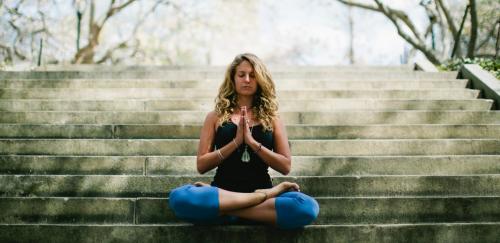 Сидеть по-турецки вредно или полезно?