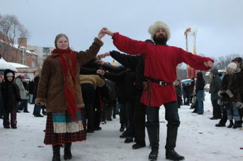 Игры и конкурсы на Масленицу для детей и взрослых на улице. Веселые игры, конкурсы и забавы на Масленицу для детей и взрослых