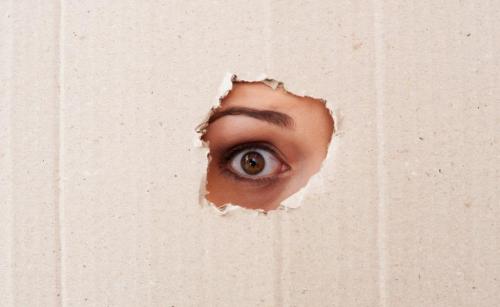 Человек который боится, что за ним следят. Как определить симптомы болезни