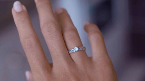 Почему обручальное кольцо носят на левой руке. Можно ли носить и что означает кольцо на безымянном пальце левой и правой руки