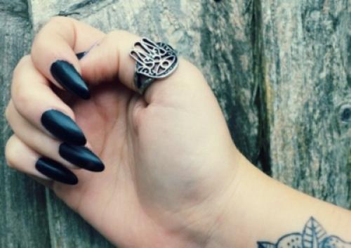 Значение колец на пальцах указательном. Кольцо на указательном пальце левой руки 01