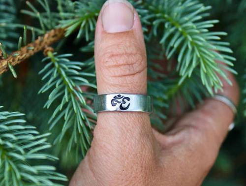 Кольцо на большом пальце у мужчины лгбт. Что означает кольцо на большом пальце у мужчины?