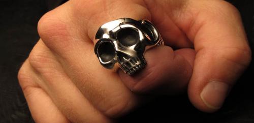 Кольцо на указательном пальце правой руки у мужчины. Указательный