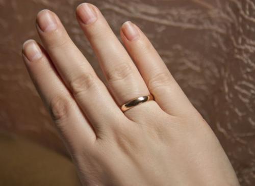 На каком пальце носят кольцо женатые мужчины. Почему обручалки носят на безымянном пальце