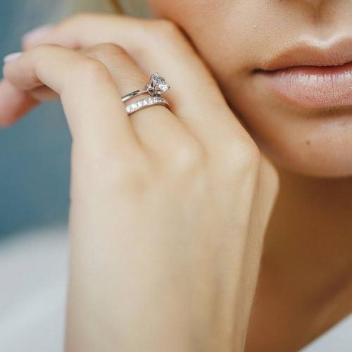 На каком пальце носят помолвочное кольцо. Как после свадьбы носить помолвочное кольцо?