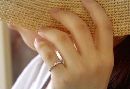 На каких пальцах носить кольца. Что означает кольцо на определённом пальце? 05