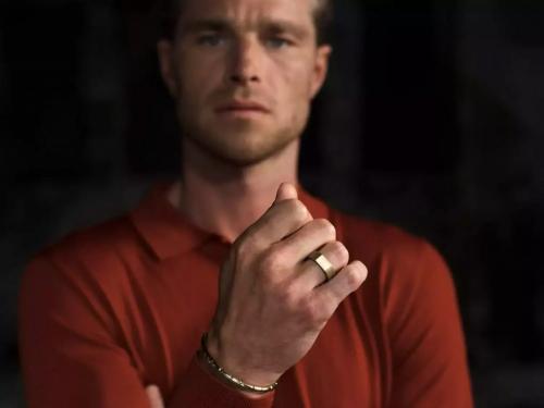 Кольцо на правой руке на безымянном пальце у мужчины. Значения колец на пальцах рук у мужчин