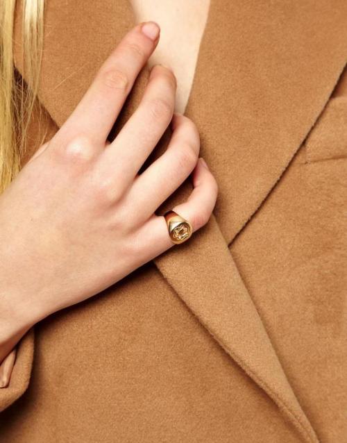 На каких пальцах носить кольца. Что означает кольцо на определённом пальце? 09