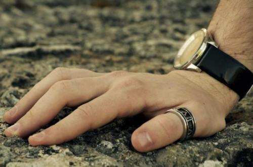 Кольцо на большом пальце у мужчины. Что означает кольцо на большом пальце у мужчины?