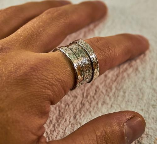 Кольца на пальцах мужчины. На каких пальцах носят кольца мужчины