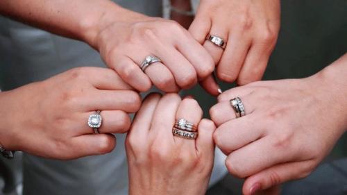 Что означает кольцо на безымянном пальце левой.. Можно ли носить и что означает кольцо на безымянном пальце левой и правой руки