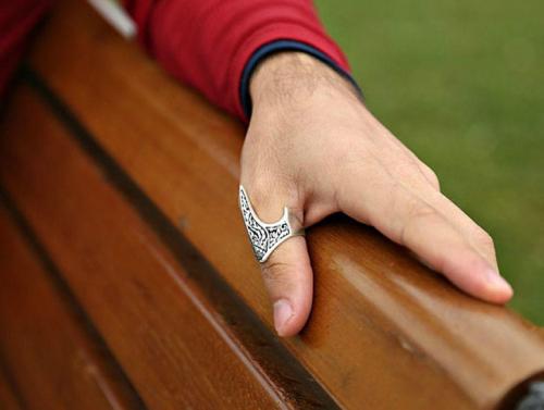 Кольцо на левой руке на безымянном пальце у мужчины в россии. Значения колец на пальцах рук у мужчин