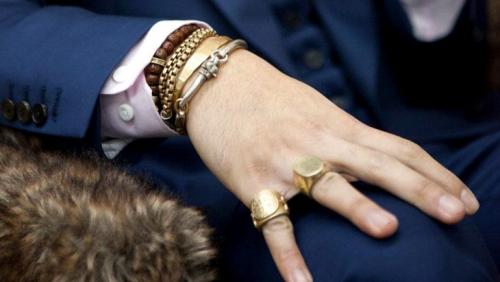 Значение колец на пальцах у мужчин. Что означает кольцо на мизинце у мужчины?