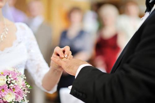 На каком руке носят обручальное кольцо. Традиции разных страниц и религий