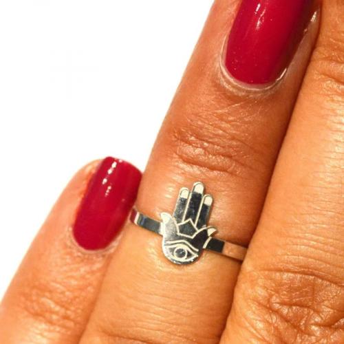 Можно ли носить кольцо на безымянном пальце левой руки незамужней девушке. Почему нельзя носить кольцо на безымянном пальце: суеверия