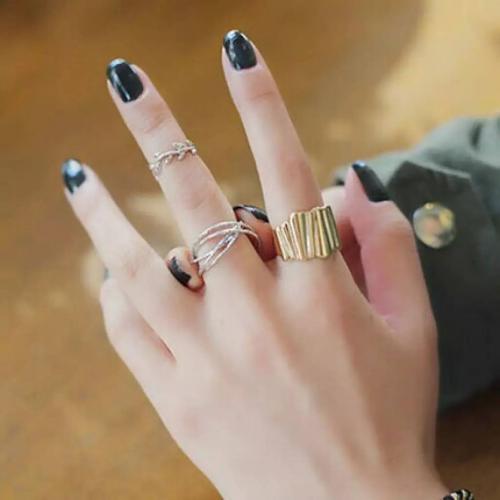 Можно ли носить кольцо на безымянном пальце левой руки незамужней девушке. Почему нельзя носить кольцо на безымянном пальце: суеверия