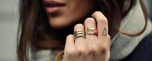 Кольцо на указательном пальце левой руки у мужчины. На каких пальцах принято носить кольца