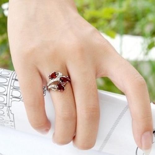 Можно ли носить кольцо на безымянном пальце правой руки незамужней. Почему нельзя носить кольцо на безымянном пальце: суеверия