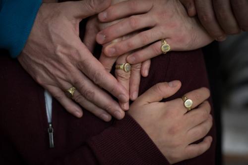 Значение колец на пальцах у мужчин. Что означает кольцо на мизинце у мужчины?