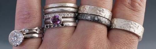 Перстень на среднем пальце правой руки у мужчины. Значение правой и левой руки