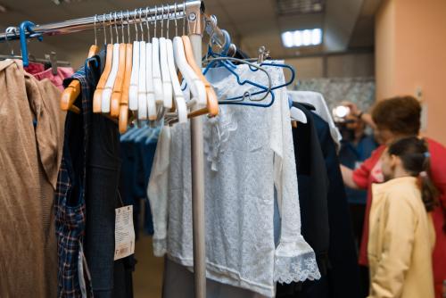 Отдать вещи беженцам хабаровск. Социальный магазин для вынужденных переселенцев с ЛДНР открылся в Хабаровске