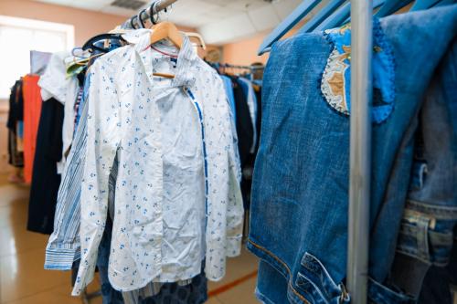 Отдать вещи беженцам хабаровск. Социальный магазин для вынужденных переселенцев с ЛДНР открылся в Хабаровске