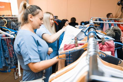 Отдать вещи беженцам хабаровск. Социальный магазин для вынужденных переселенцев с ЛДНР открылся в Хабаровске