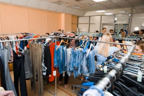 Отдать вещи беженцам хабаровск. Социальный магазин для вынужденных переселенцев с ЛДНР открылся в Хабаровске