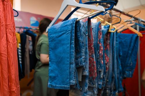 Отдать вещи беженцам хабаровск. Социальный магазин для вынужденных переселенцев с ЛДНР открылся в Хабаровске