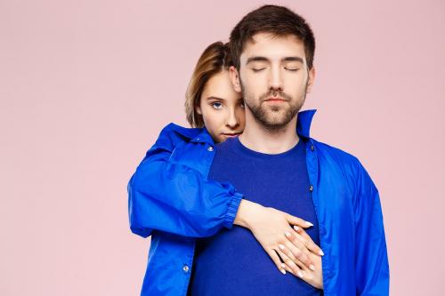 Как понять, что зрелый мужчина влюблен: признаки и особенности 02