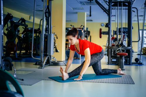 Упражнение наклоны вниз к ногам. 10 упражнений на растяжку, которые всегда нужно делать после тренировки!