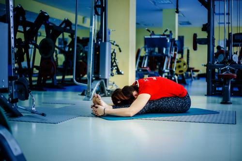 Упражнение наклоны вниз к ногам. 10 упражнений на растяжку, которые всегда нужно делать после тренировки!