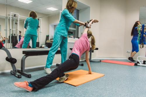 Есть ли противопоказания для выполнения гимнастики для спины и коленей. Что такое ЛФК