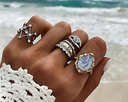 На каком пальце носить кольцо, чтобы разбогатеть. На какой руке и на каком пальце носить кольцо, чтобы привлечь удачу, любовь или деньги?