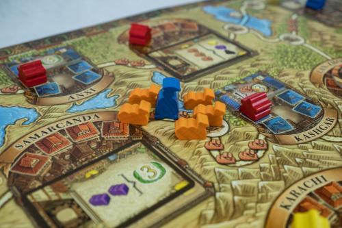 Какие жанры игр наиболее популярны среди игроков, которые предпочитают играть вдвоем