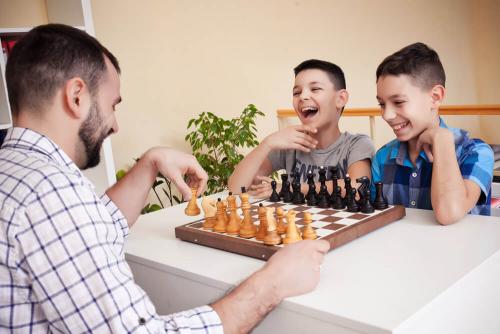 Какие игры для двоих наиболее рекомендуются для детей. Во что можно поиграть дома, когда скучно? Самые весёлые игры