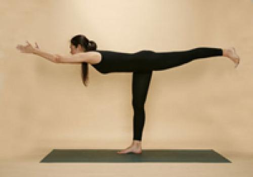 Поза воина в йоге. Как выполнить позицию воина 01