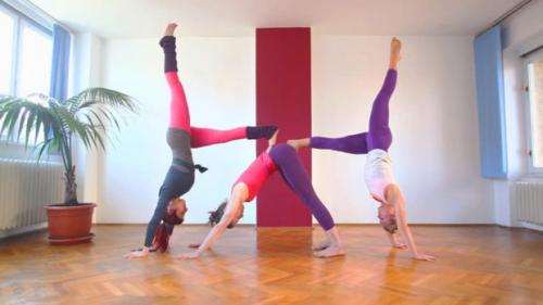 Позы для йоги н.  Позиции йоги для занятий втроем