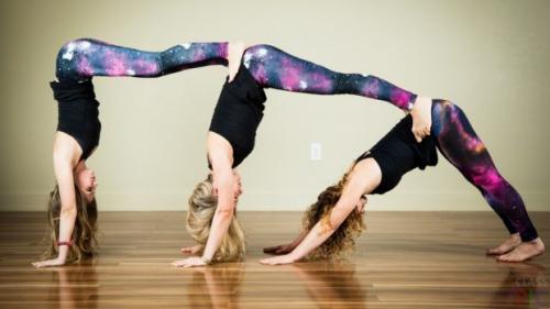 Позы для йоги н.  Позиции йоги для занятий втроем