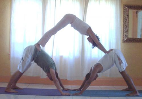 Позы для йоги н.  Позиции йоги для занятий втроем