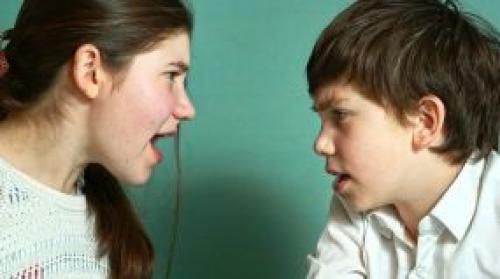 Скрещенные на груди руки с акцентированием больших пальцев: что это значит и как это влияет на наше поведение 06