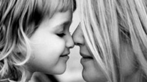 Скрещенные на груди руки с акцентированием больших пальцев: что это значит и как это влияет на наше поведение 08