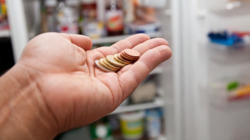 Скрещенные на груди руки с акцентированием больших пальцев: что это значит и как это влияет на наше поведение 05