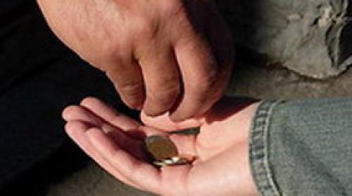 Скрещенные на груди руки с акцентированием больших пальцев: что это значит и как это влияет на наше поведение 07