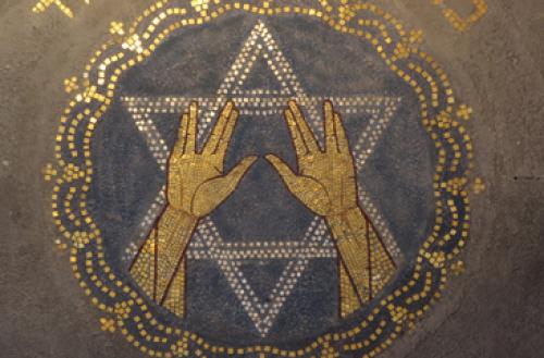 Как жест скрещивания рук используется в религии. Откуда взялся папский жест благословения