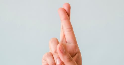 Как жест скрещивания рук используется в разных культурах. 11 популярных жестов, которые иностранцы могут неправильно понять