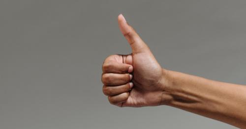 Как жест скрещивания рук используется в разных культурах. 11 популярных жестов, которые иностранцы могут неправильно понять