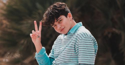 Как жест скрещивания рук используется в разных культурах. 11 популярных жестов, которые иностранцы могут неправильно понять