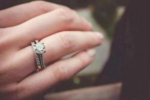 Можно ли носить два кольца на одном пальце. Можно ли носить второе кольцо рядом со свадебным 04